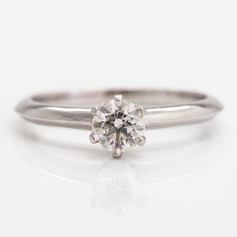 Tiffany & Co, Ring, platina och diamant ca 0.41 ct. Märkt Tiffany & Co, 19178048.