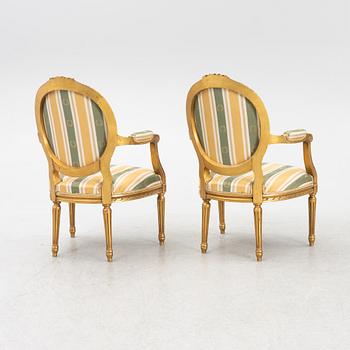 Karmstolar, ett par, gustaviansk stil, 1900-talets första hälft.