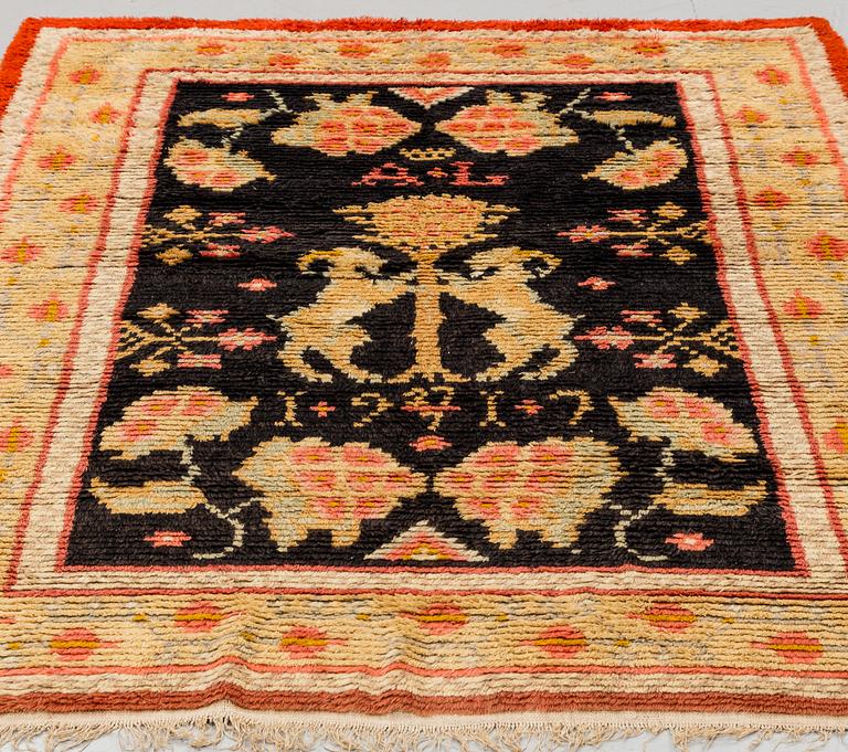 MATTO/WALLHANGING, ryijymatto, knotted pile, ca 229,5 x 169,5 cm, an inscription: AL 1917.