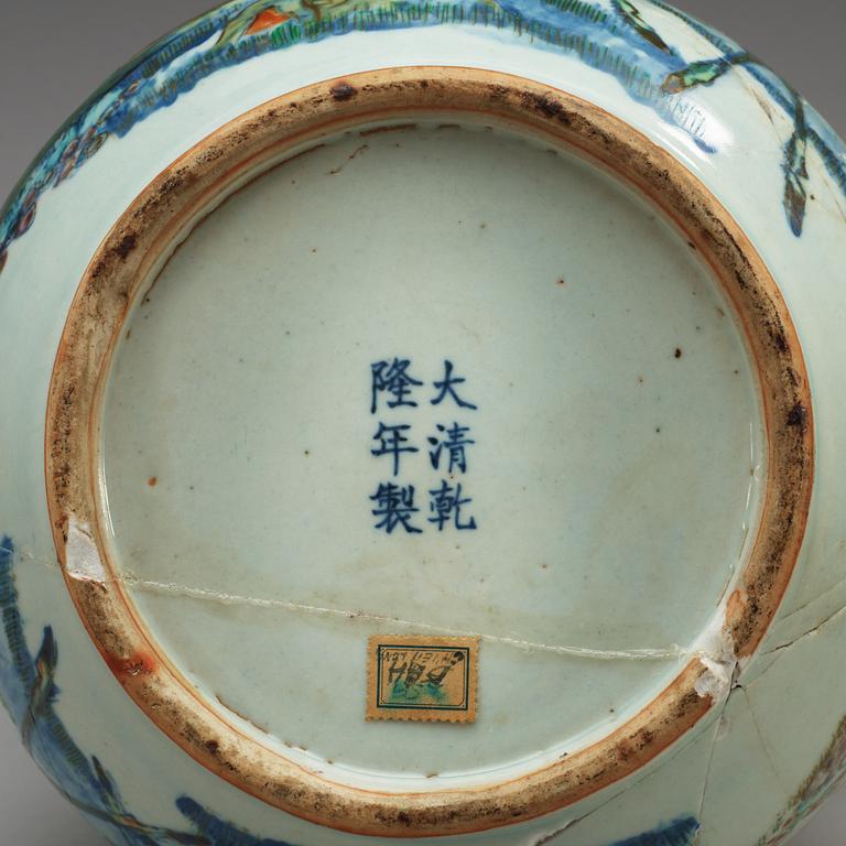 A wucai vase, Qing dynasty, with six charakter Qianlong mark.