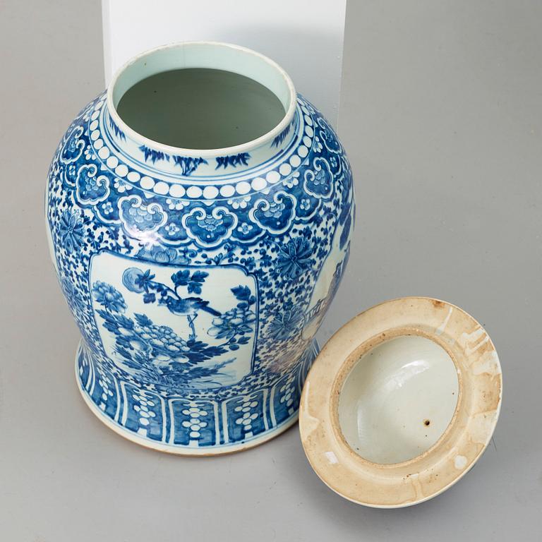 A blue and white jar with cover, Qing dynasty, 19th Century.