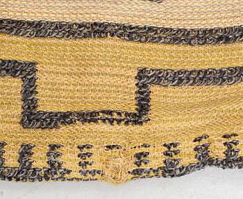 Elsa Gullberg, draperi/vävnad, "Lejon och Gripar", slätväv med reliefdekor av knutar, ca 228,5-230 x 148,5-153,5 cm.