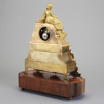BORDSPENDYL, med pendel, nyrokoko, omkring 1800-talets mitt.