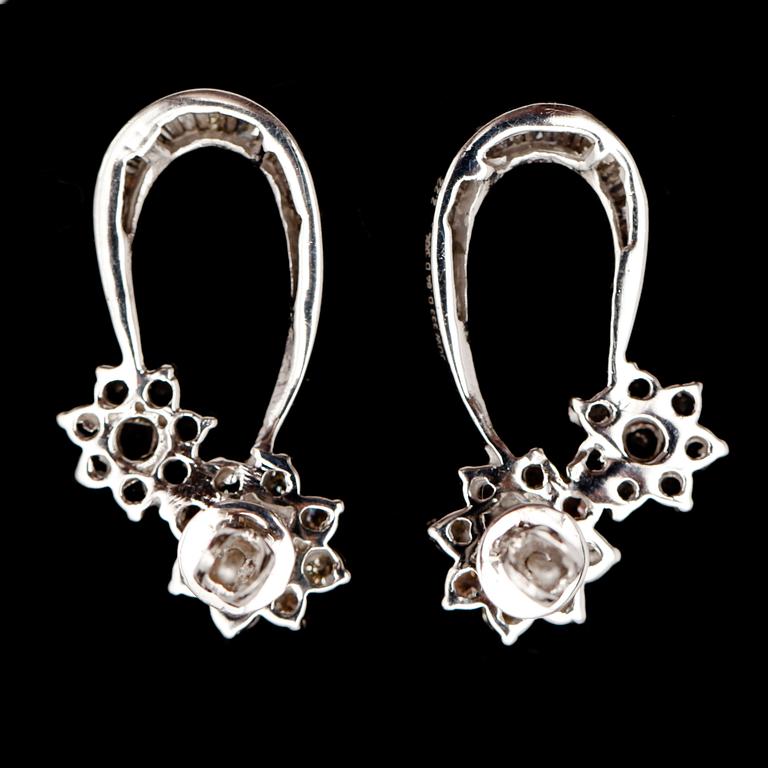 ÖRHÄNGEN, 1 par, vitguld, diamanter 3.06 ct.