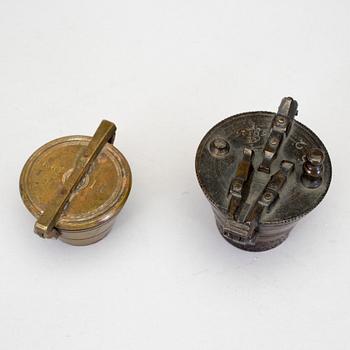 VIKTSATSER, 2 stycken, mässing, en 1700-tal med dubbelslagen datering samt en daterad 1863.