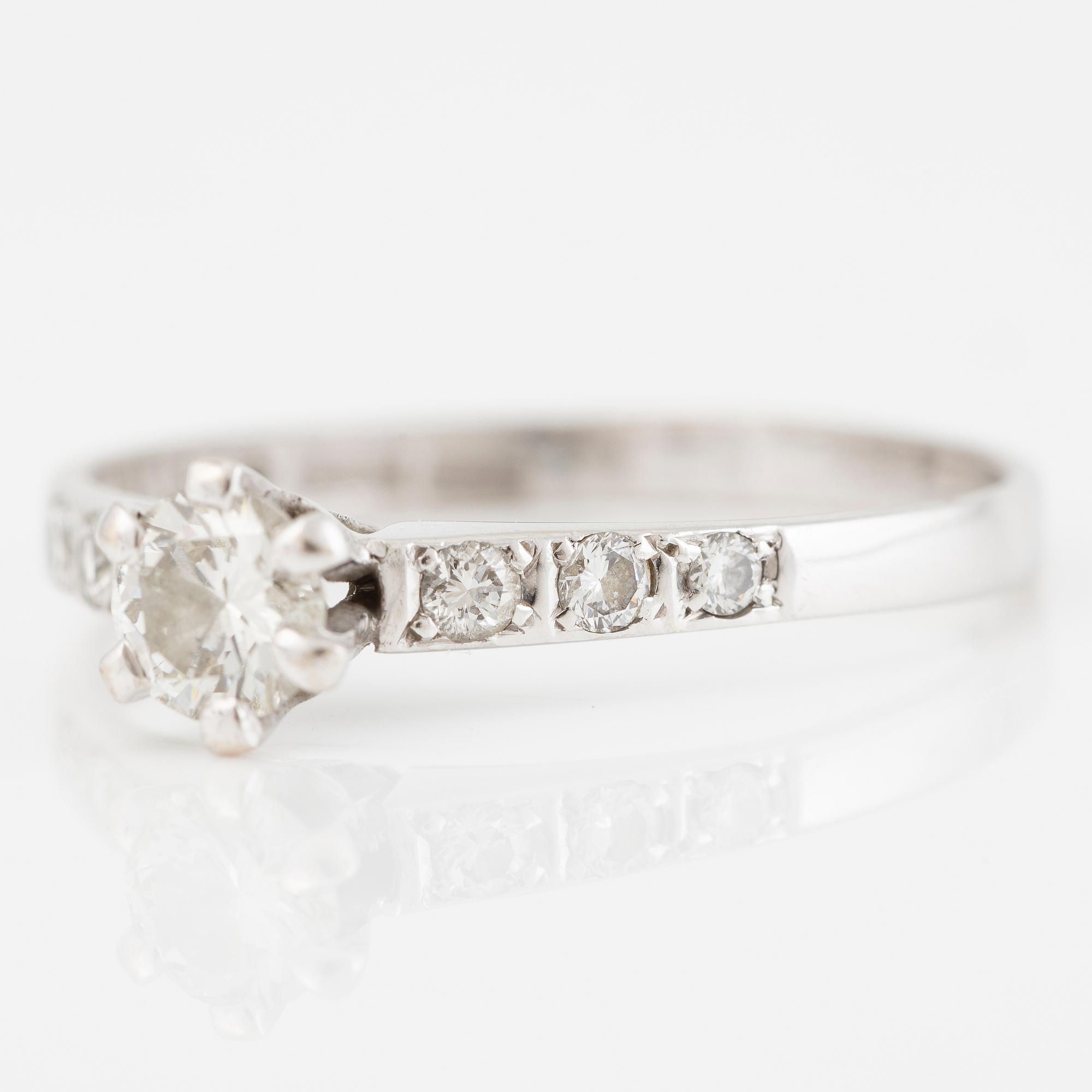 Ring 18K white gold set with round brilliant-cut diamonds.