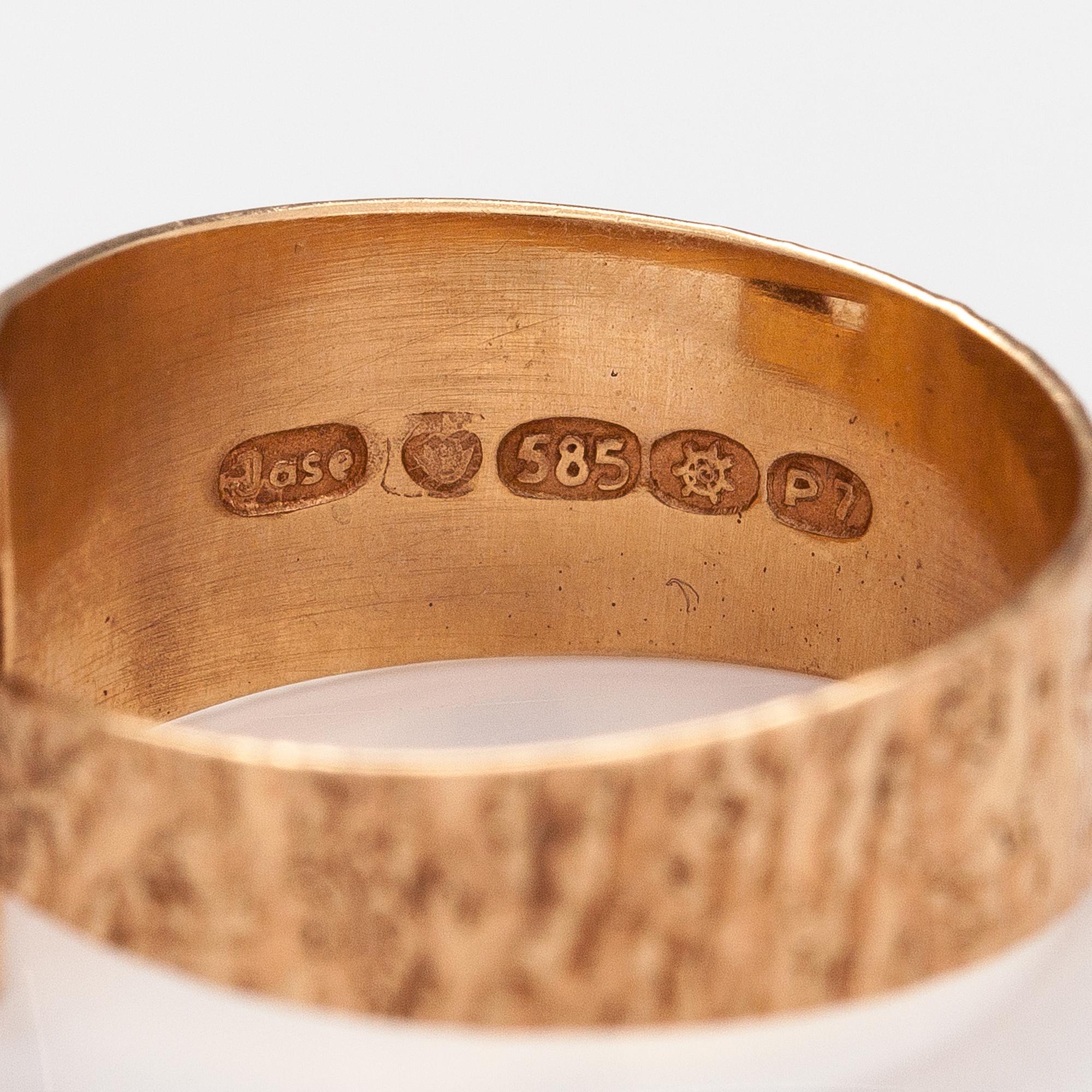 A 14K gold ring with a tiger's eye. Jalosepot Oy, Lahti 1968.