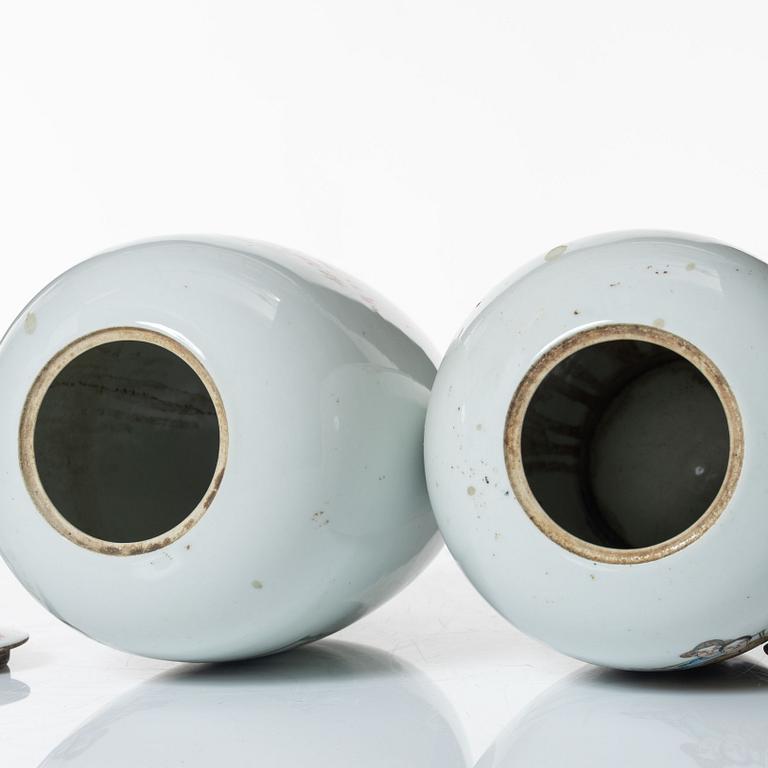 A pair of Chinese porcelain urns with covers, second part of the 20th century.