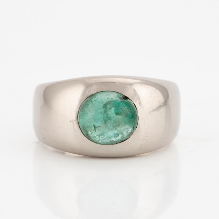 Ring in 18K white gold with a cabochon-cut emerald.