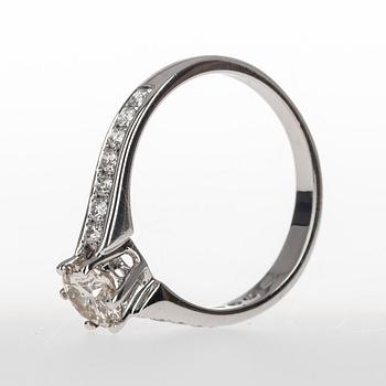 RING, vitguld 18K med briljantslipade diamanter. Mittstenen 0,71 ct och tot. 14 sidostenar 0,30 ct. Vikt 3,4 g. Intyg.