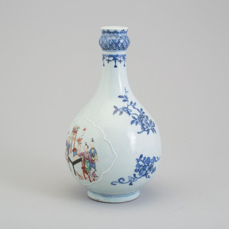 A famille rose bottle flask, Qing dynasty, Qianlong (1736-95).