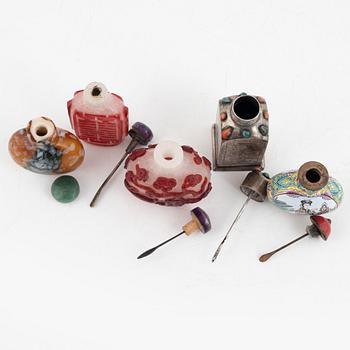 A group of five Chinese snuff bottles, 20th Century.