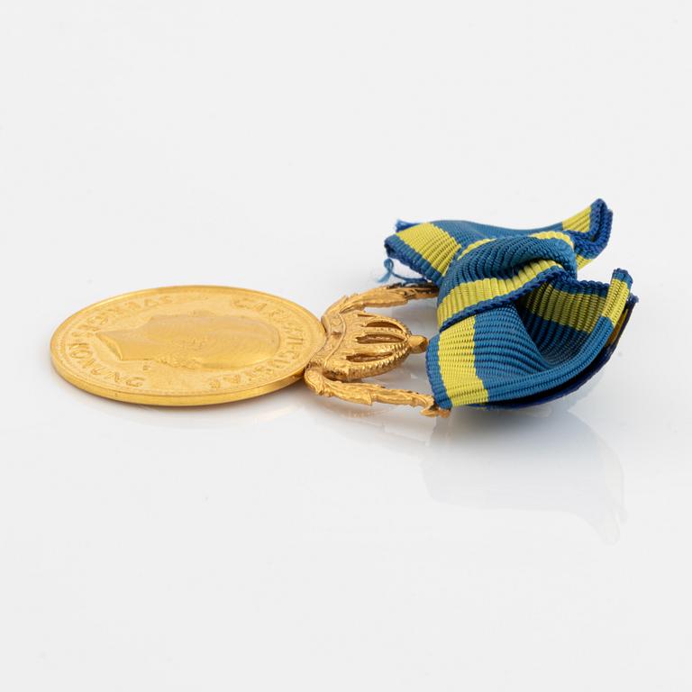 Carl XVI Gustaf, medalj, guld 23 k, "För nit och redlighet i rikets tjänst", i etui, 2004.