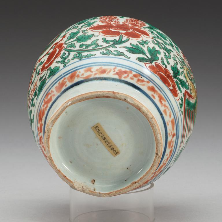 A Transitional wucai jar, 17th Century.