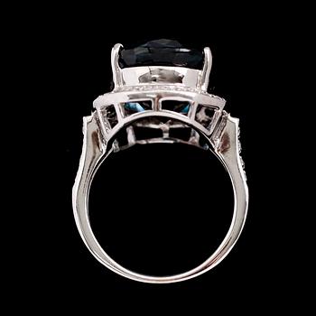 RING, 14 k vitguld, blå topas ca 19.00 ct, diamanter tot ca 0.35 ct.