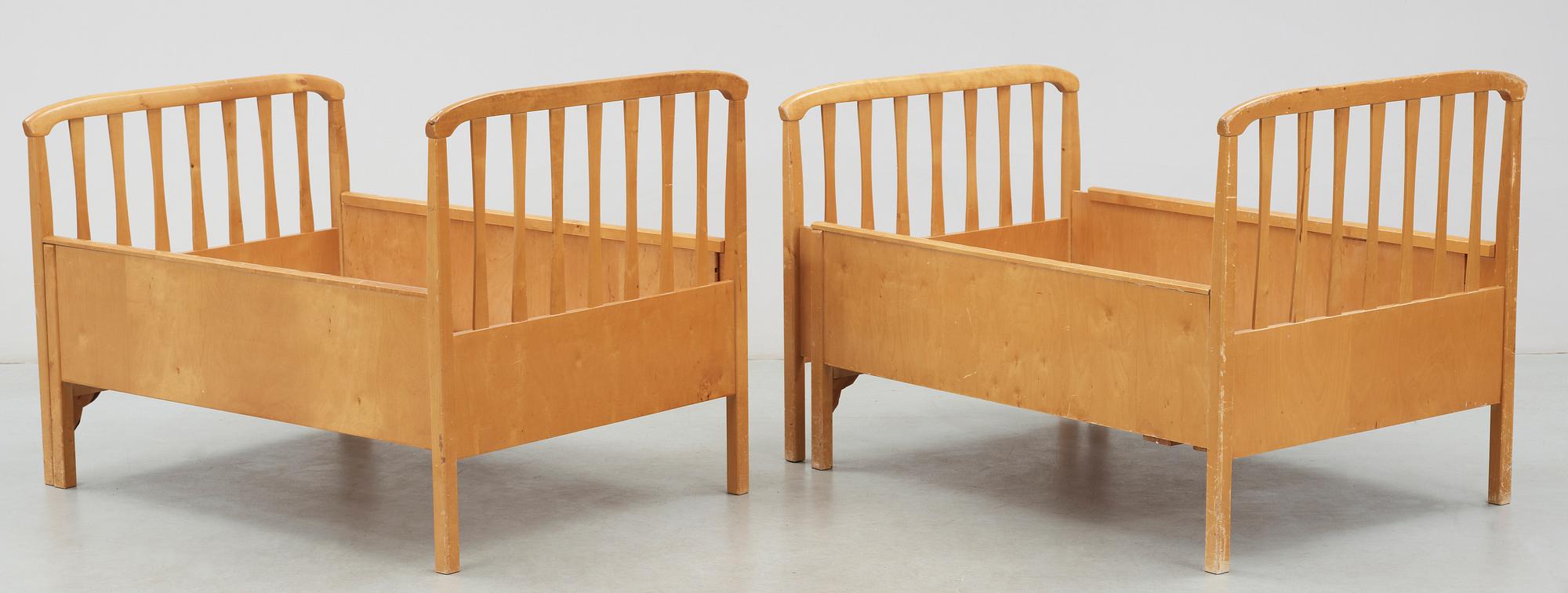 UTDRAGSSÄNGAR / BARNSÄNGAR, ett par. Fabis, Malmbäck. 1950-tal.