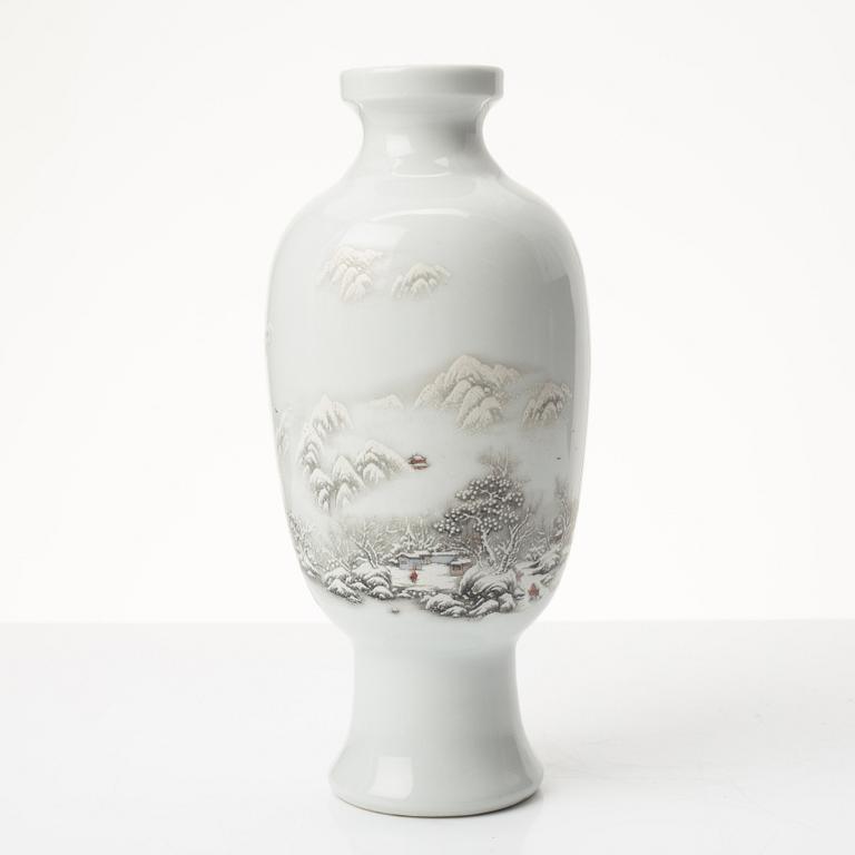 A Chinese porcelain vase, Republic period (1912-49).