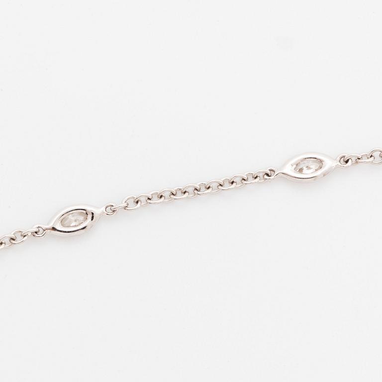 Collier 18K vitguld med markisformade briljantslipade diamanter.