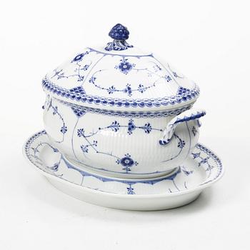 Royal Copenhagen, terrin, porslin, "Musselmalet", modell 597, Danmark, 1894 - 1900.