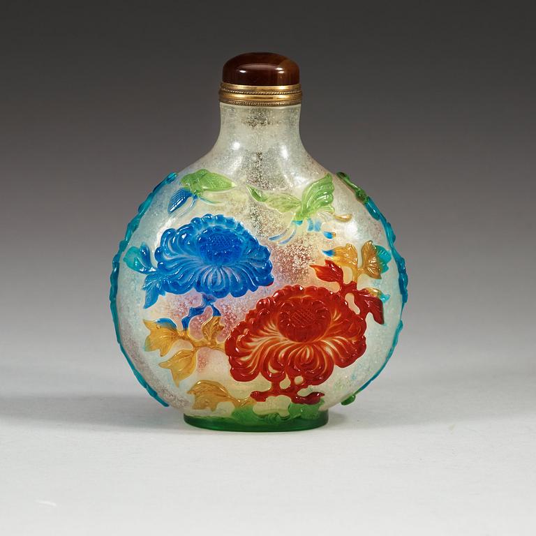A large Chinese Peking glass snuff bottle with stopper, seal mark to shoulder.