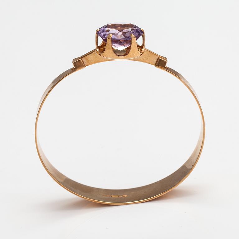 Elis Kauppi, A 14K gold and amethyst bracelet. Kupittaan kulta, Turku 1977.