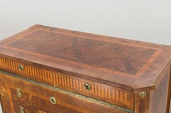 A CHEST OF DRAWERS, turn of the century 1800.