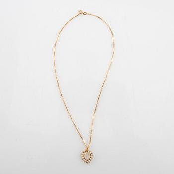 Necklace 18K gold with cultured pearls in the shape of a heart.