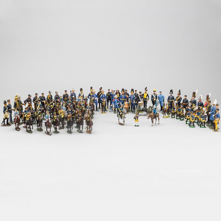 TENNSOLDATER och VITRINSKÅP, ca 150 delar. 1900-talets början/1900-talets mitt.