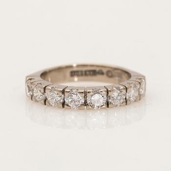 Alliance ring, 18K white gold with brilliant-cut diamonds.