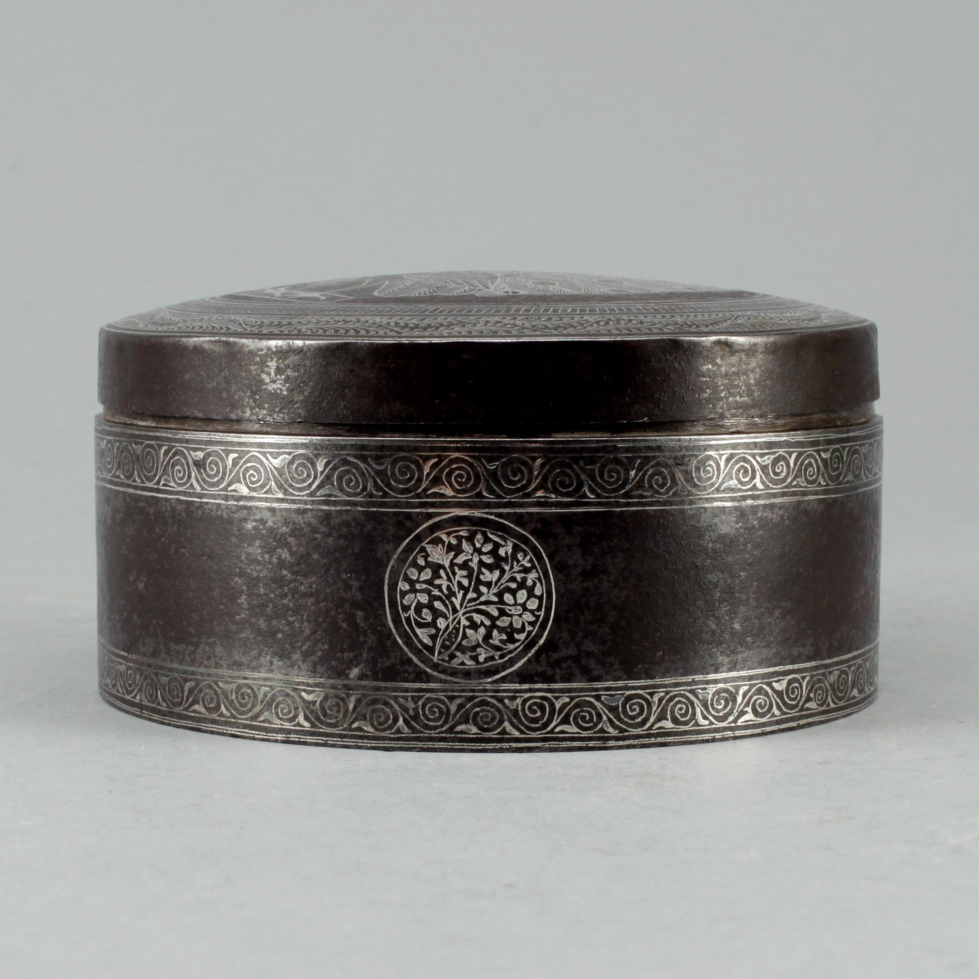 ASK MED LOCK, försilvrad, Trol. Kina, omkring år 1900.