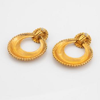 Chanel, a pair of gold tone clip-on earrings.