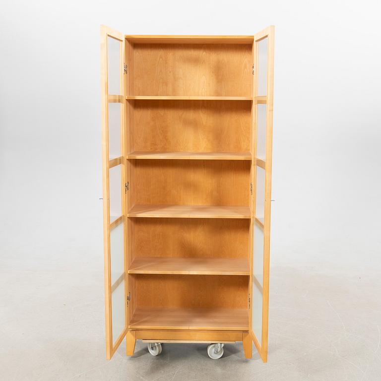 Vitrinskåp, Marit Stigsdotter ”Allegro”, Stolab 2004.