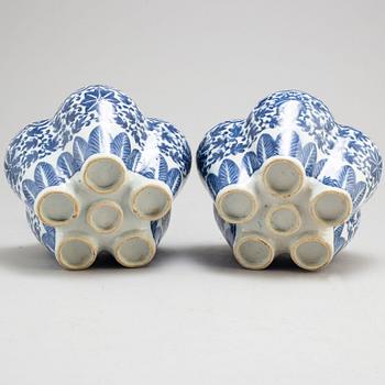 A pair of blue and white tulip vases, Qing dynasty, Guangxu (1875-1908).