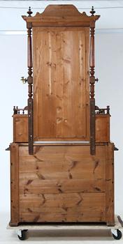 SPEGELBYRÅ, nyrenässans, 1800-talets andra hälft.