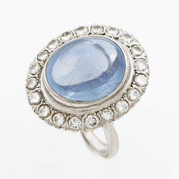 Ring, cocktailring 18K vitguld med cabochonslipad safir och briljantslipade diamanter.
