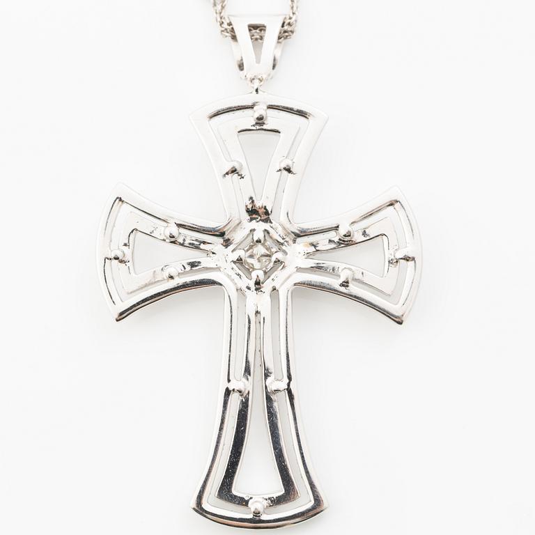 Cross pendant in white gold with princess-cut and brilliant-cut diamonds.