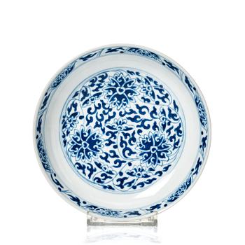 882. A blue and white dish, Qing dynasty with Daoguang seal mark.