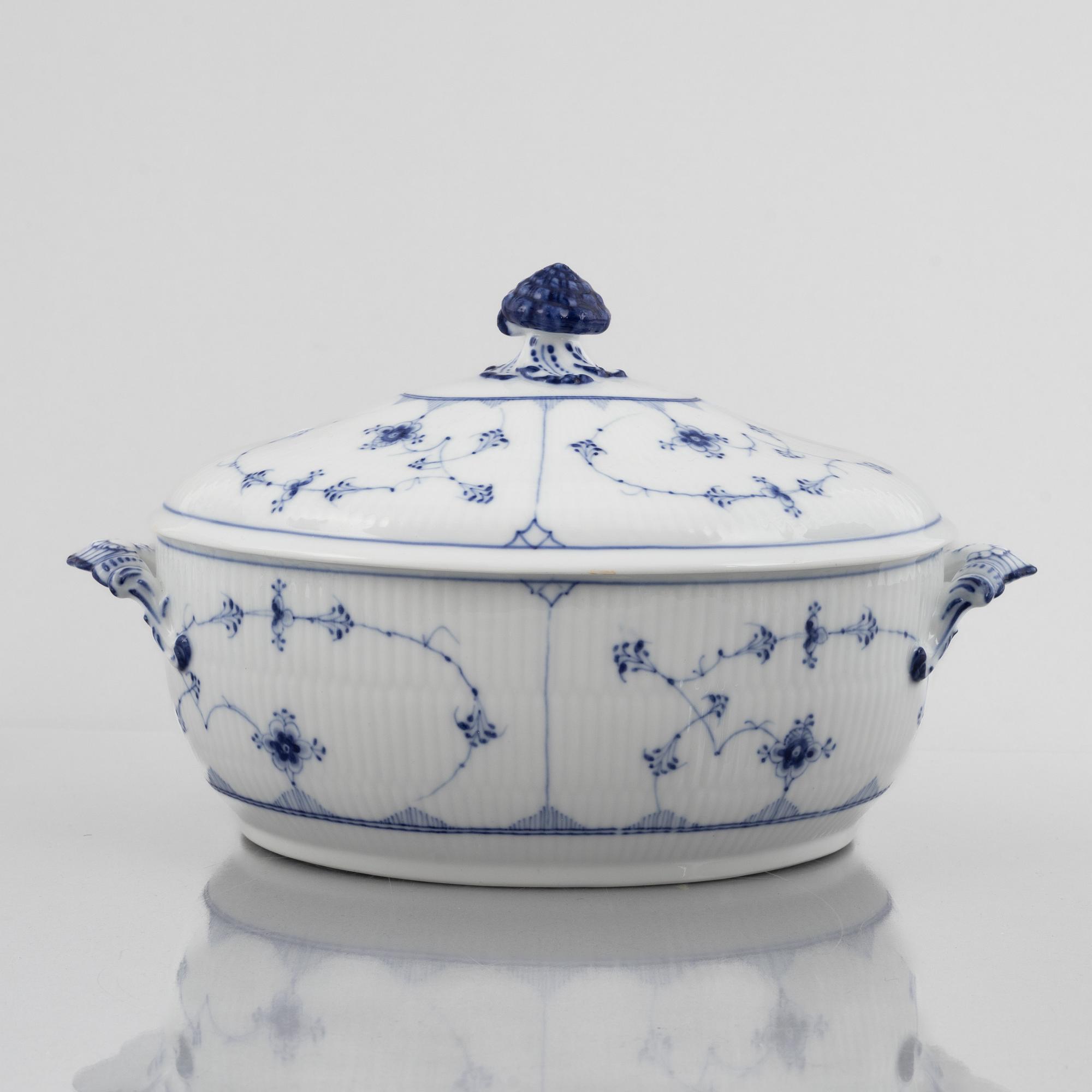 A 'Blue Fluted Plain' tureen with cover and four serving dishes, Royal Copenhagen, model 214 and 217, 1898-1923.