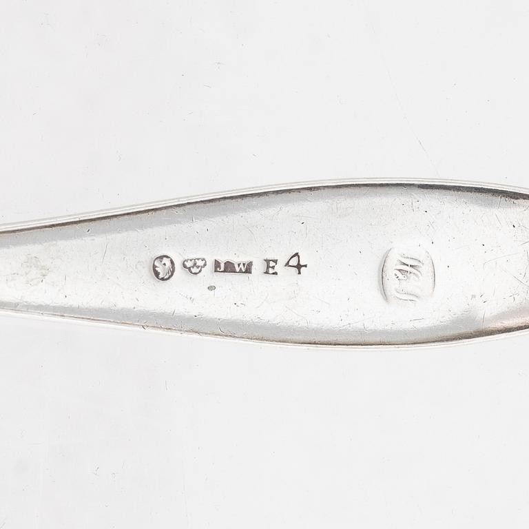 Såskanna, silver, Nordisk Silverkonst, Helsingborg 1947 samt såssked Johan Wahlström, Jönköping 1835.
