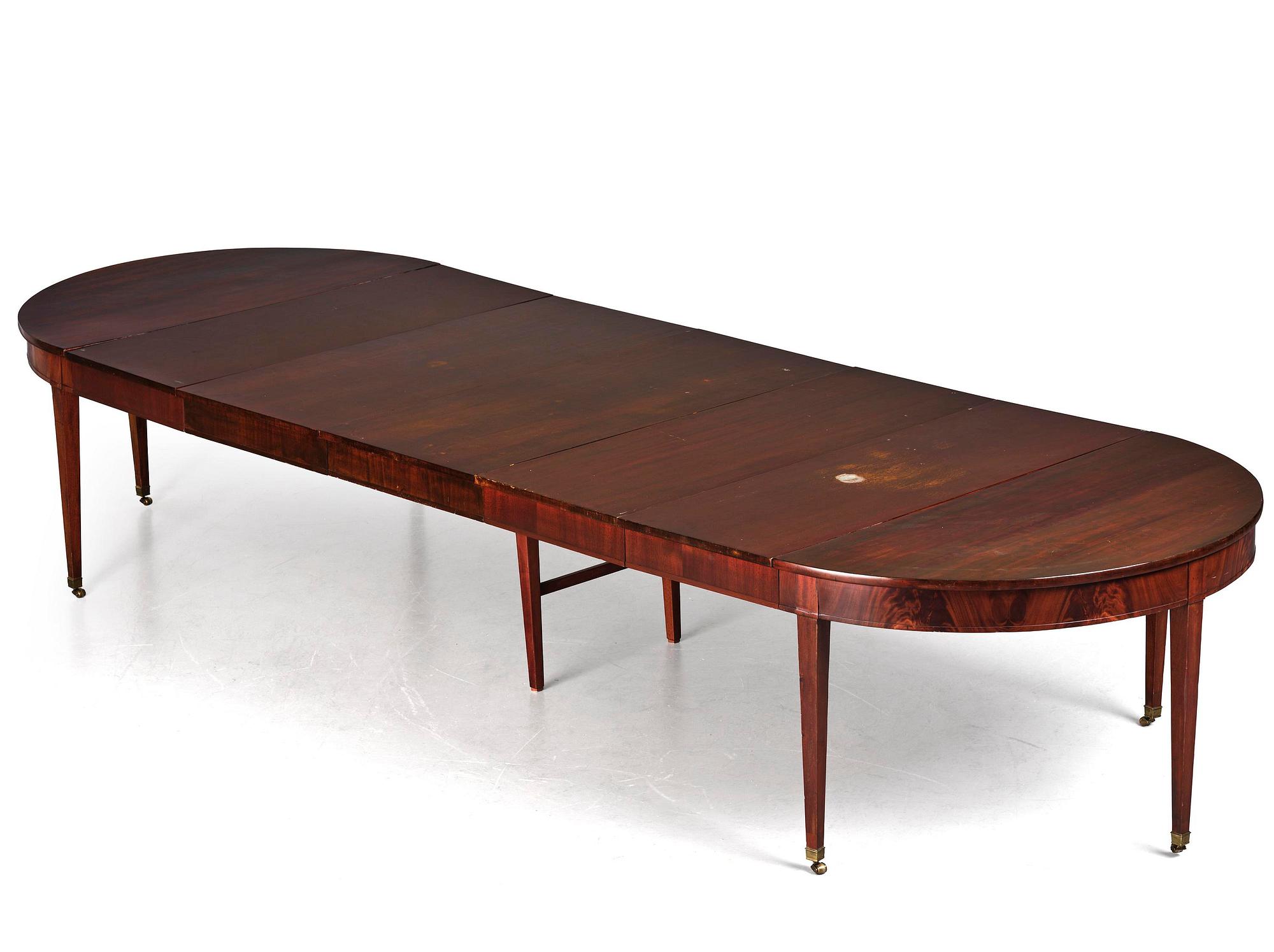 An English mahogany George III-style dining table, 19th century.