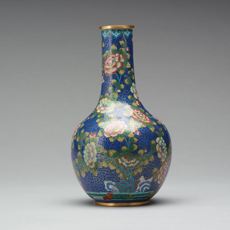 VAS, cloisonné. Qingdynastin, 1800-tal.