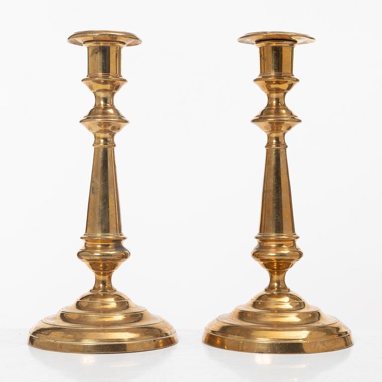 Ljusstakar, 2 par, sent 1800-tal/1900-tal samt 1900-tal.