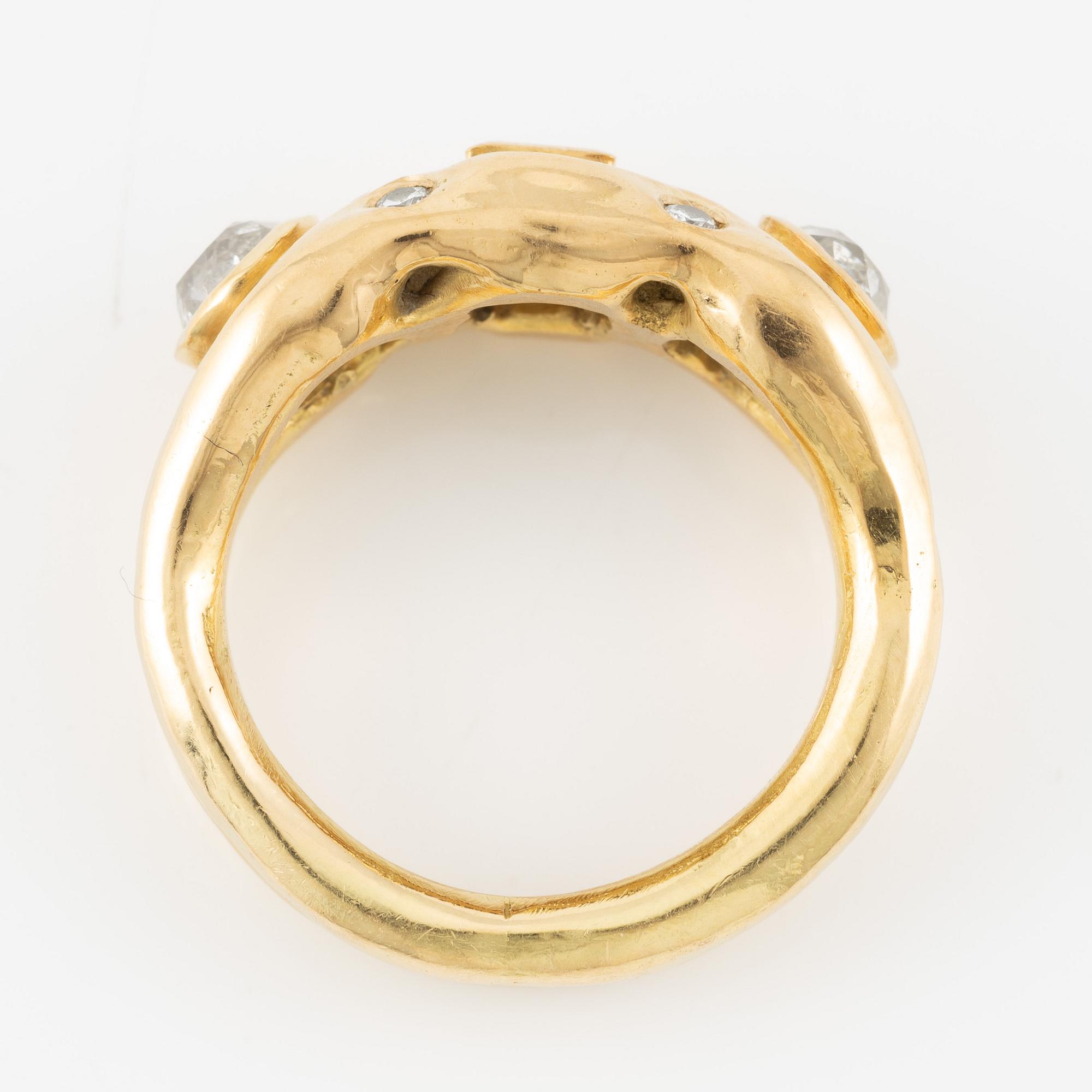 Ring in 18K gold set with old-cut diamonds and a faceted yellow sapphire.