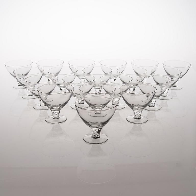 GUNNEL NYMAN, glasservis, 114 osaa, "GN 46", Nuutajärvi Notsjö. I produktion 1949-1969.