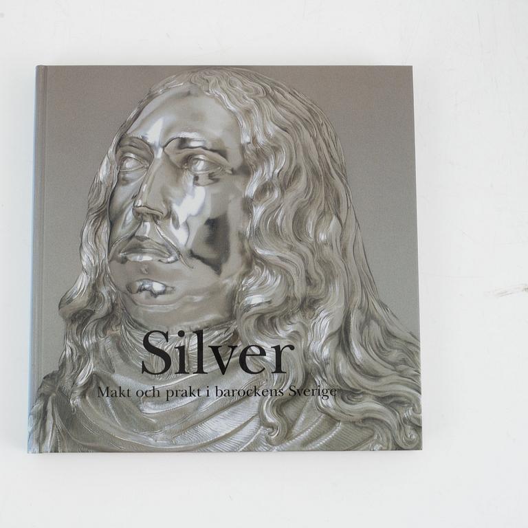 Böcker om silver, 20 volymer, bland annat "Lapskt silver" av Phebe Fjellström.