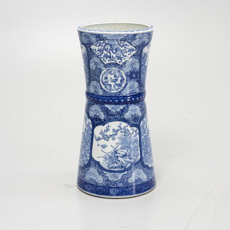 A porcelain floor vase, Japan early 20th century.