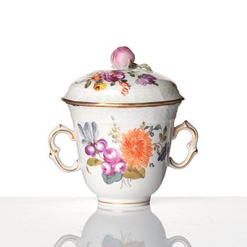 Chokladkopp med lock och trembleuse, porslin. Wien, 1700-tal.