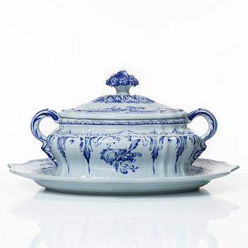 Rörstrand, A porcelain tureen with lid and a platter, after an original from 1758 and 1760, Rörstrand, Sweden, 1970's.