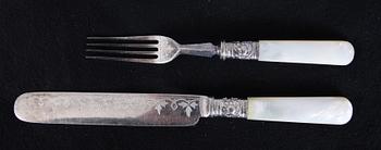 FISKBESTICK, 24 delar, vitmetall, silver och pärlemor, Henry Wigfull, Sheffield, England 1906.