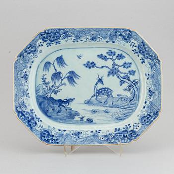 A blue and white serving dish, Qing dynasty, Qianlong (1736-95).